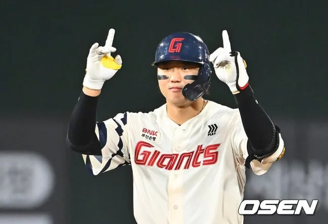“어제(17일)가 아버지 기일, 어머니께 꼭 인터뷰 하겠다고”…손성빈 집념의 10구 승부 결승타, 하늘 향한 사부곡이었다