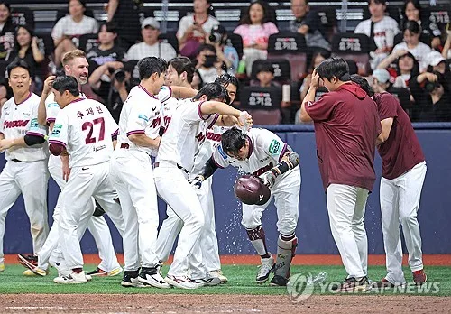 키움 김재현, KBO 역대 3호 '3점 차 역전 끝내기 만루포'(종합)