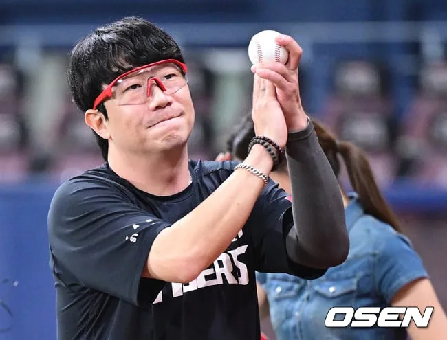 '실책 또 실책' 허무한 2실점→공격적 투구로 KK 3회 깔끔정리...또 연패 삭제한 197승 대투수 "내 힘으로 어수선한 흐름 끊고 싶었다"