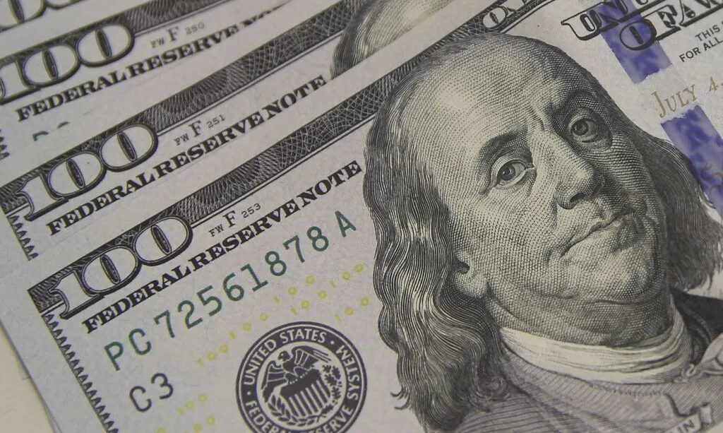 Dólar cai a R$ 5,17 e Ibovespa encerra sequência de 11 quedas