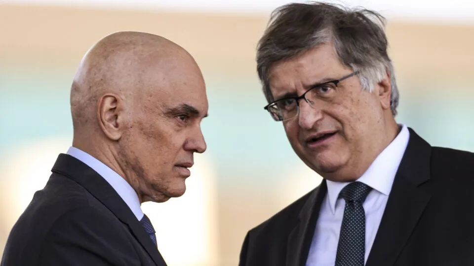 Mensagens de ex-banqueiro sugerem crimes de Moraes e Gonet em relatório da PF