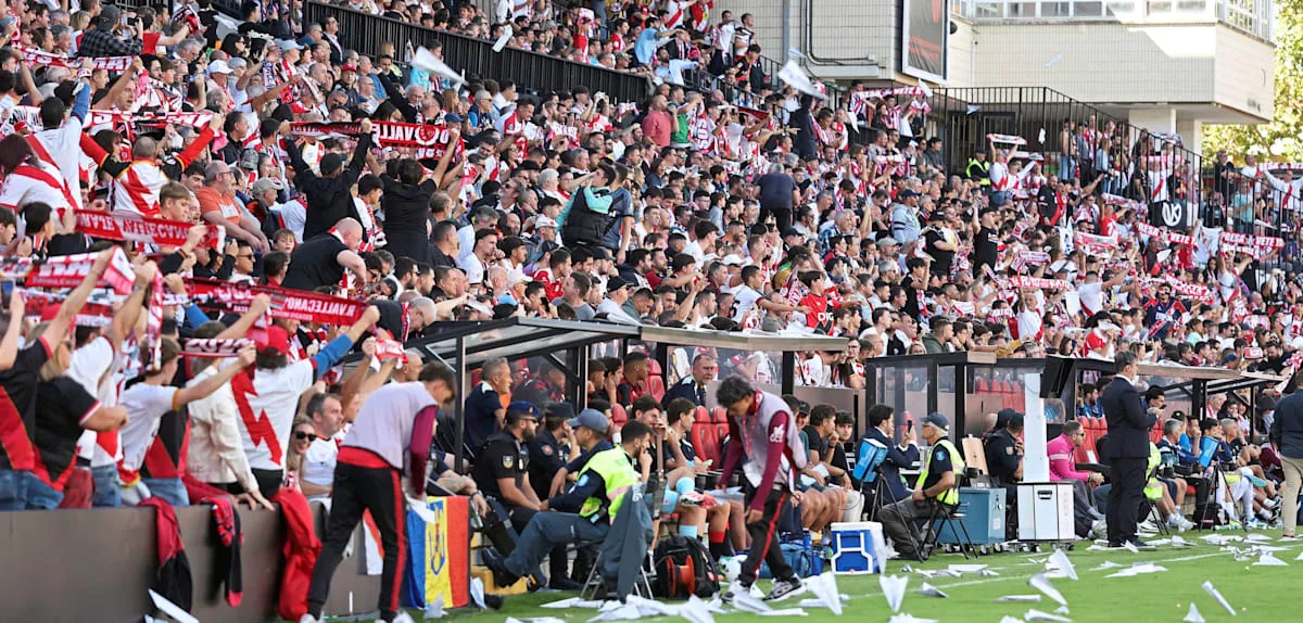 Papierflieger und andere Gegenstände auf dem Platz – Terzic-Spiel wegen Fanprotesten abgebrochen