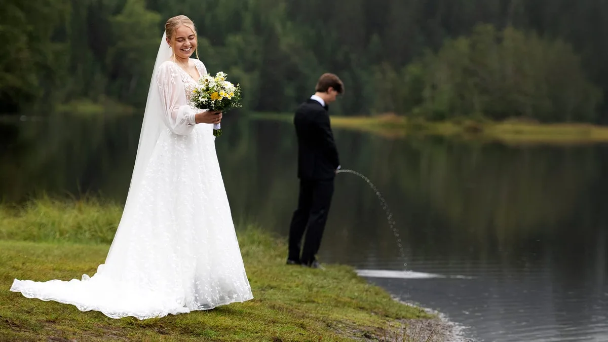 Hochzeitsfoto geht viral - Kurze Pinkelpause nach dem Ja-Wort