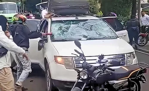 VIDEO Se registra riña entre automovilista y repartidores en Coapa; hay una persona detenida y dos lesionados