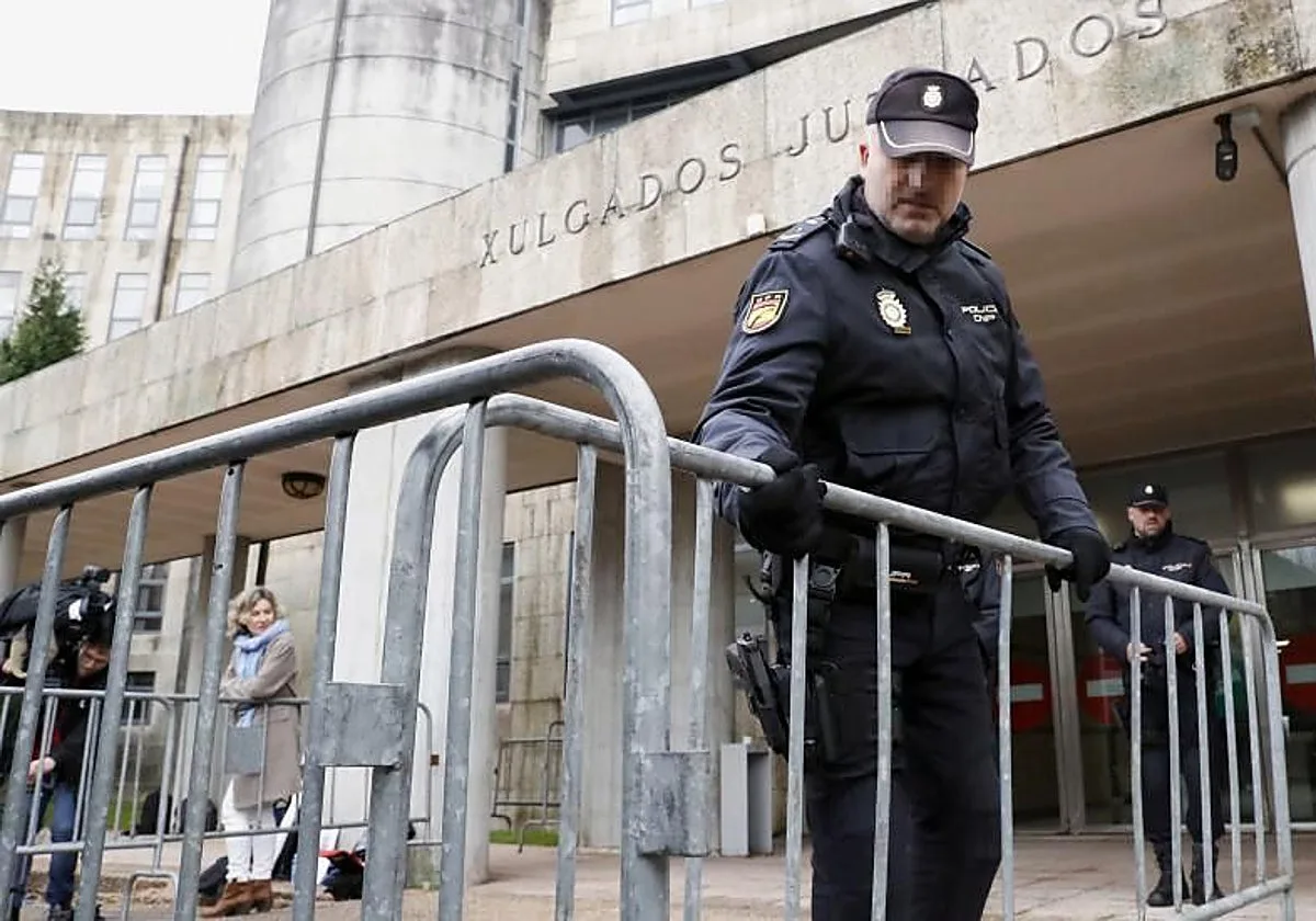 Maniataron, pegaron y retuvieron a otro hombre en Santiago una semana por una deuda de 20 euros