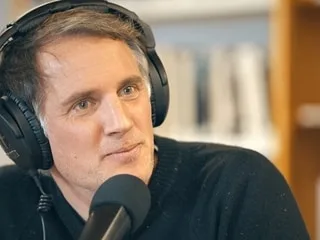 ENTRETIEN. Raphaël de Casabianca diffuse ses « Bonnes Ondes » sur NOVO19 et continue « d’explorer le cœur des hommes »
