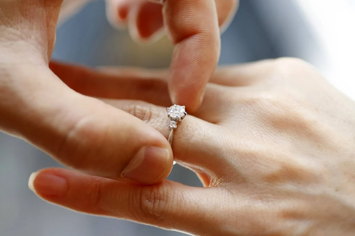 Over 1 in 3 young Japanese not interested in tying the knot, survey finds