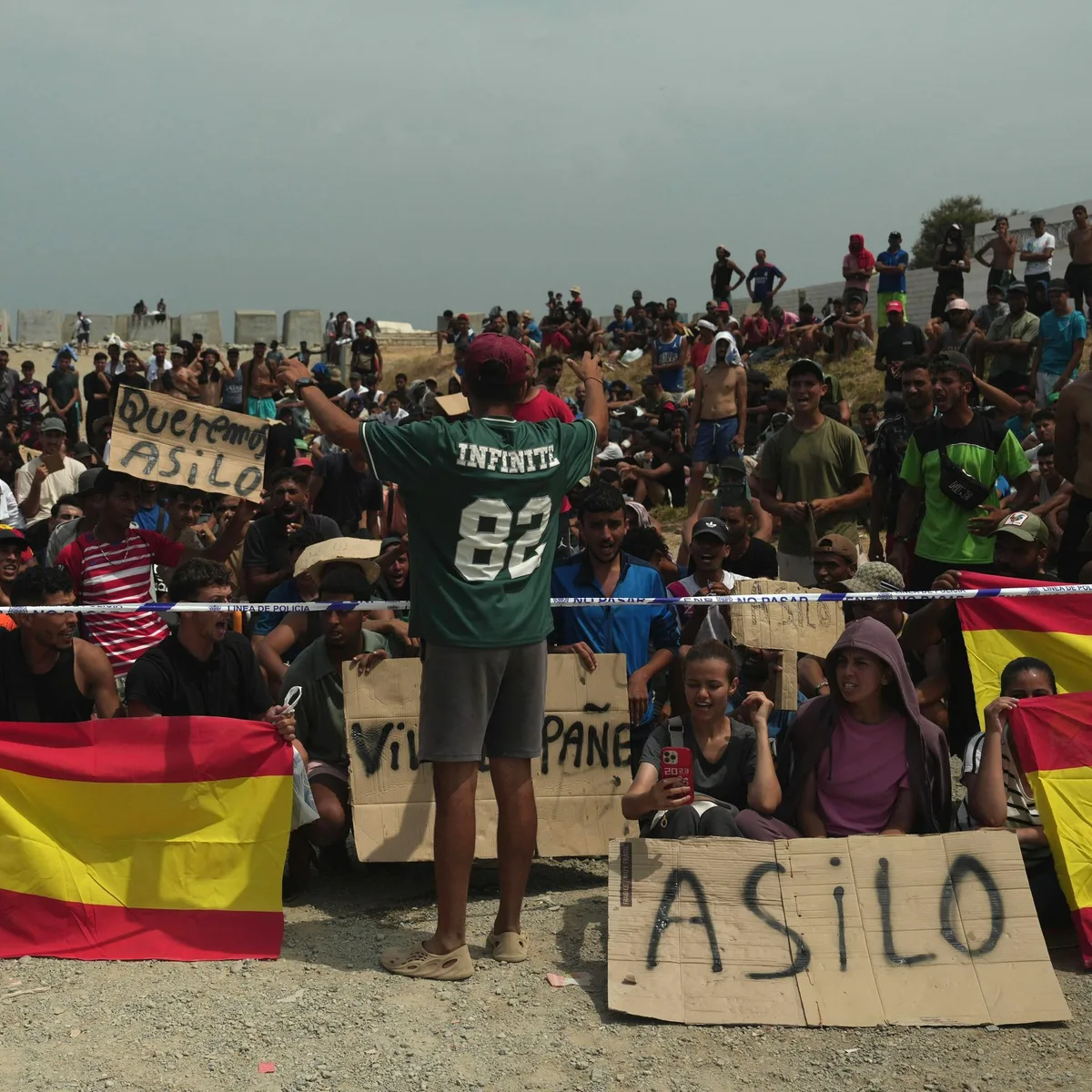 Spanische Exklave - Einheimische Demonstranten legen Feuer in Migrantenlager