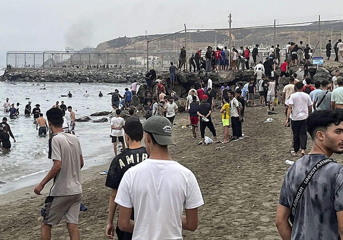 La Policía investiga a radicales marroquíes que entraron infiltrados en la invasión de Ceuta