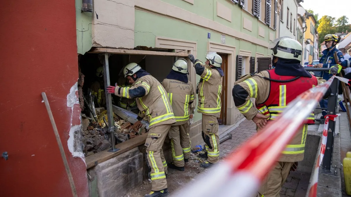 Ungewöhnlicher Unfall: Auto in Bamberg kracht in Haus - zwei Menschen verletzt