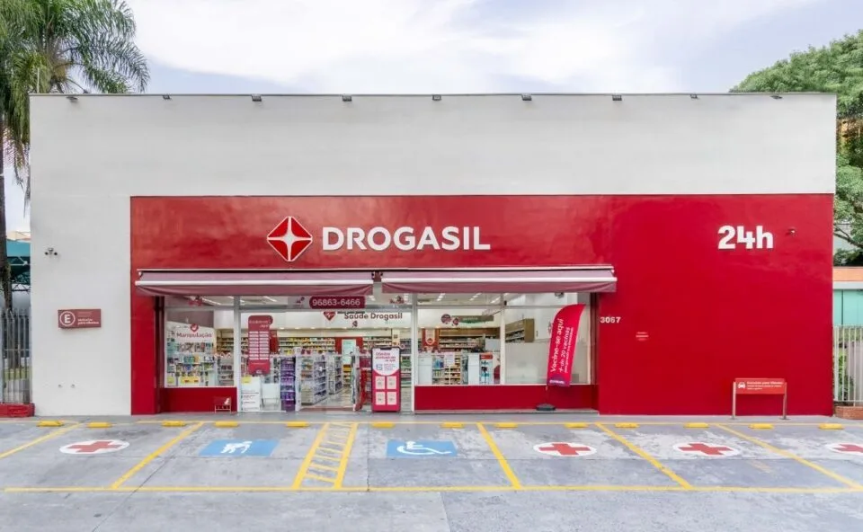 Raia Drogasil é condenada a pagar R$ 4 milhões por assédio moral, sexual e materno contra funcionários; veja quem receberá os valores