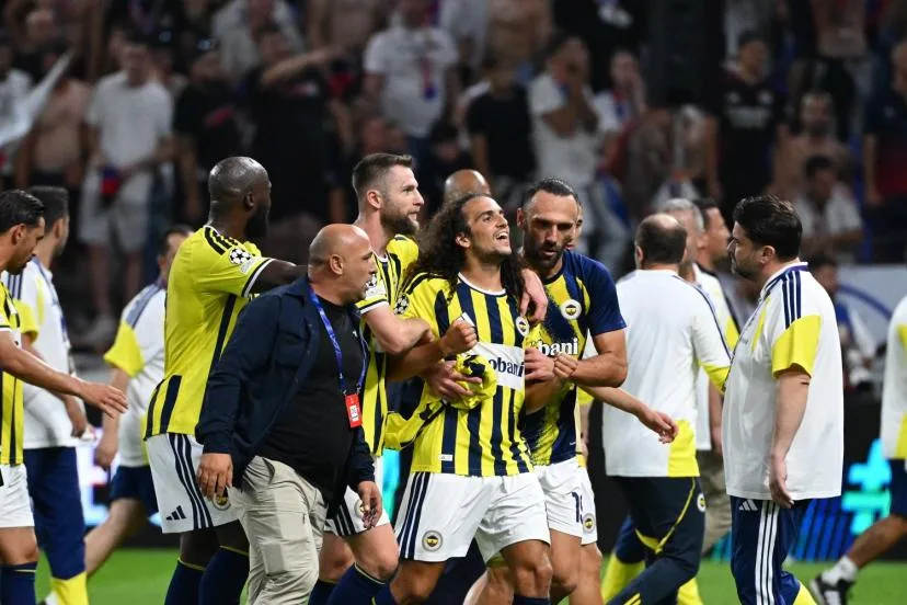 Mattéo Guendouzi sur son attitude après la victoire houleuse de Fenerbahçe mercredi face à l'OL en barrage retour de Ligue des champions : « J'ai rien fait de mal »