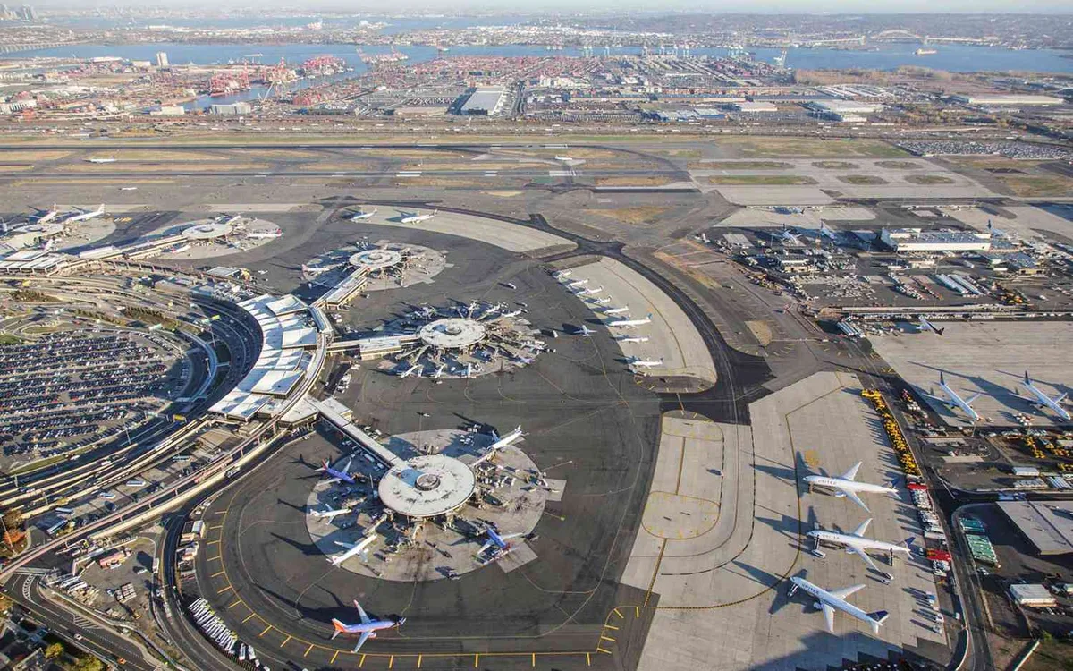 Múltiples heridos por el choque de un autobús contra un muro en aeropuerto de Nueva Jersey