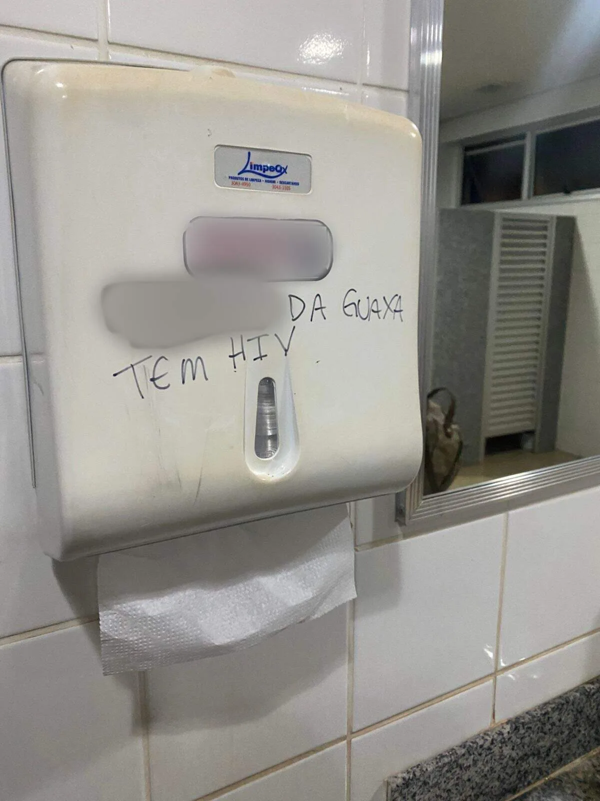 Mensagem sobre HIV em banheiro de universidade gera indignação entre alunos