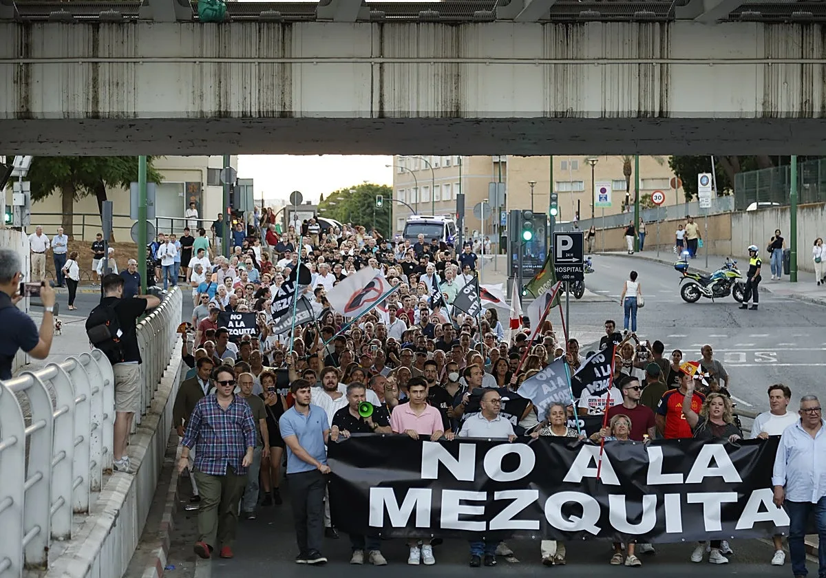 Los vecinos del Polígono Sur se unen a la manifestación contra la mezquita convocada por Vox