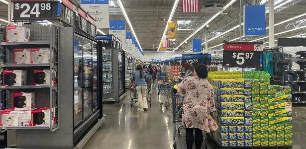 Tarifaço de Trump impediu queda da inflação ao consumidor, diz BC dos EUA