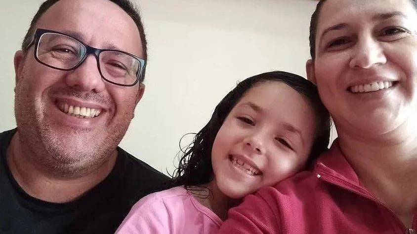 "Pai, é a Isabela": pai encontra bilhetes da filha que morreu há três anos escondidos numa escova