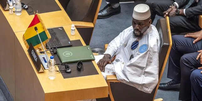 En Guinée, le retour de vacances de Mamadi Doumbouya ne suffit pas à faire taire les doutes sur sa capacité à tenir le pouvoir