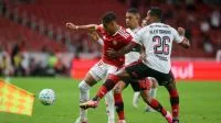 Jogadores do Flamengo reclamam do gramado após vitória