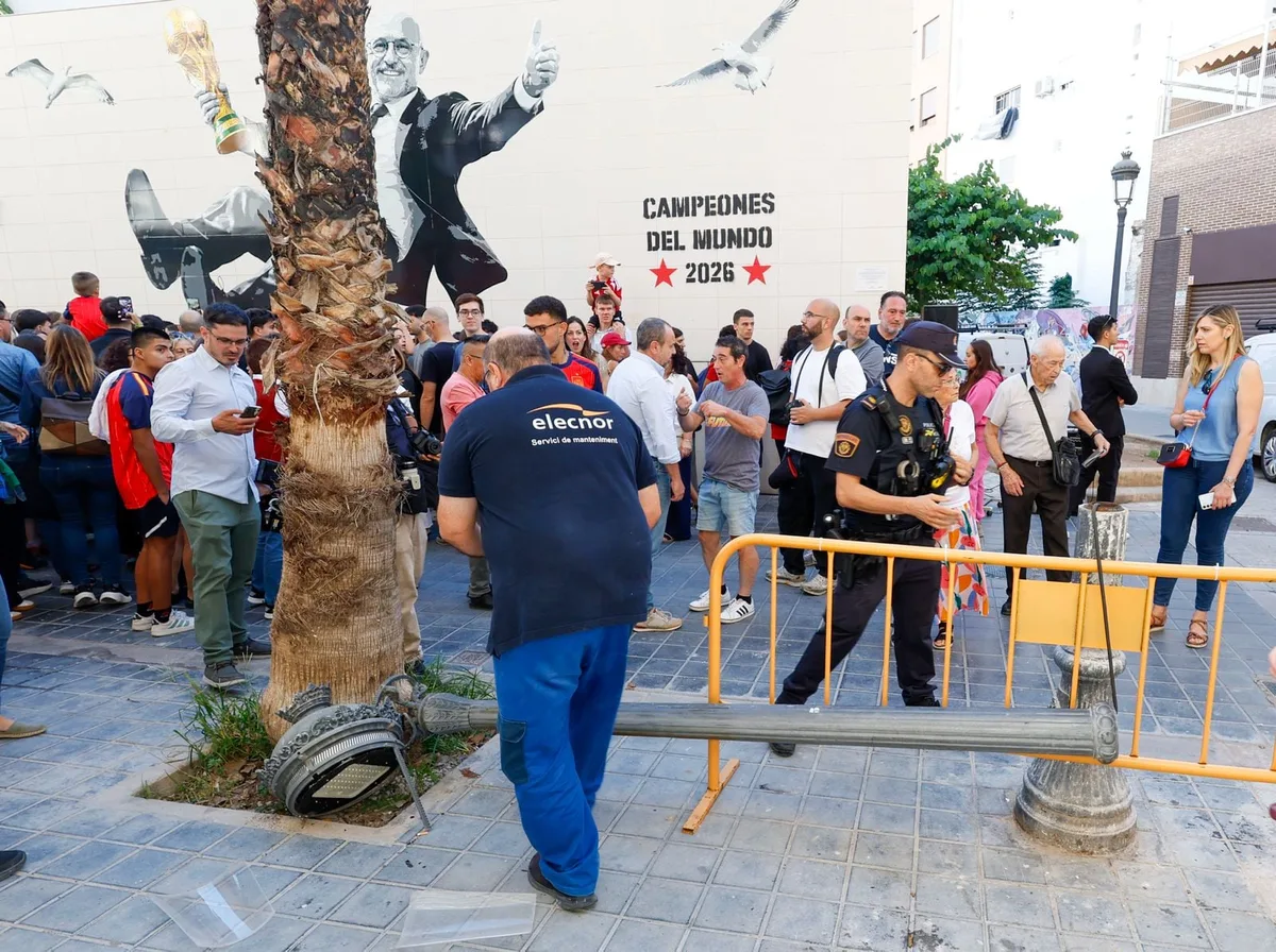 Heridas leves tres personas al caer una farola en un acto con De la Fuente