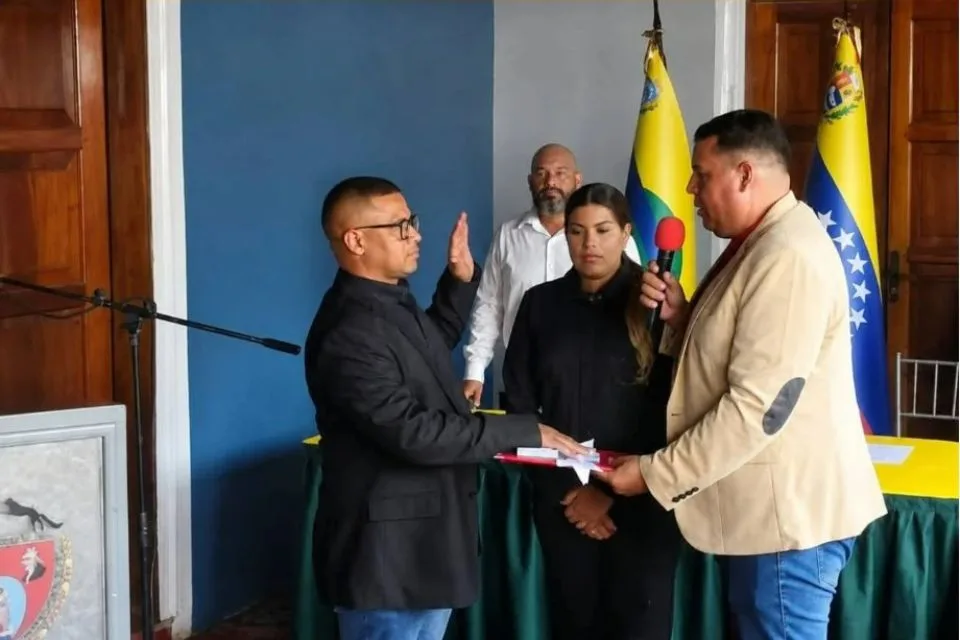 Torrellas formaliza renuncia y juramentan a nuevo alcalde encargado en Roscio, Bolívar