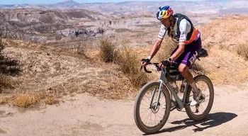 Ciclistas Tiago Ferreira e Ana Caramelo campeões portugueses de gravel