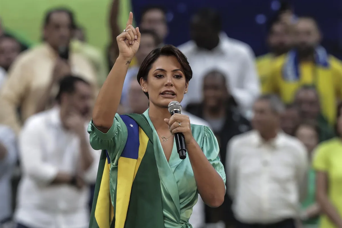 Michelle diz que colocou “uma pedra” na crise com Flávio Bolsonaro