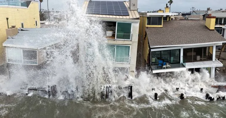 Rachel: casas em colapso e recorde de chuva em Vegas