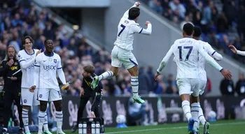 `Bis` de Pedro Neto garante triunfo do Chelsea na visita ao Everton
