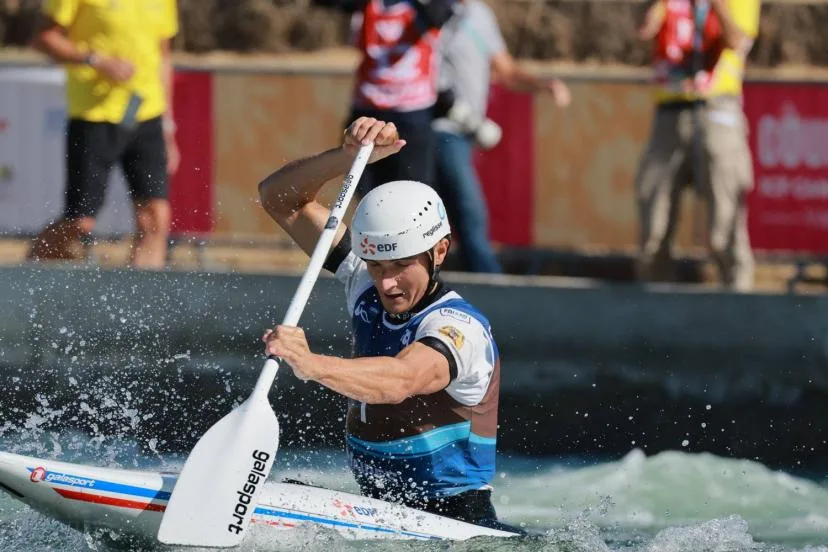 Nicolas Gestin monte sur le podium lors de la manche finale de la Coupe du monde