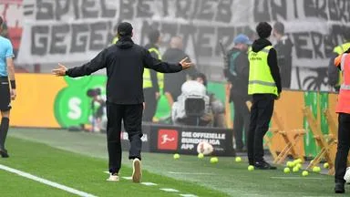 Tennisbälle auf dem Feld - Spitzenspiel unterbrochen