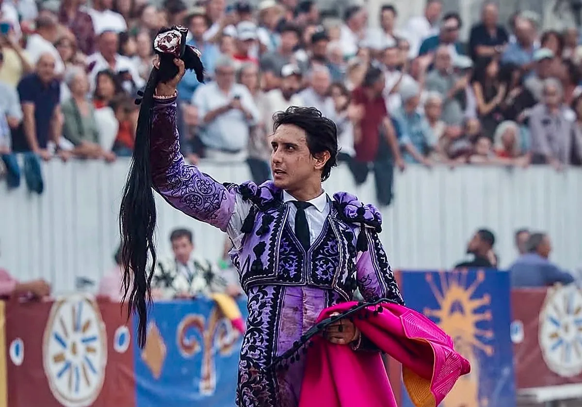 La raza de Roca se sobrepone a un volteretón y corta un rabo en Arles