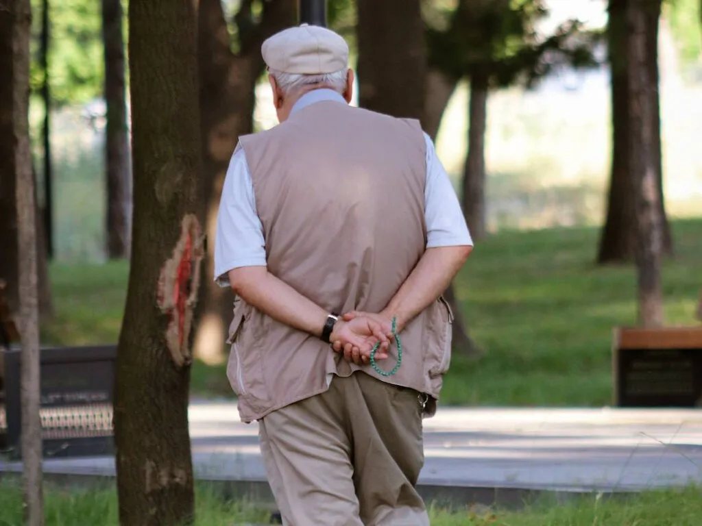 Si crees que tu abuelo tiene joroba, prepárate: la tuya será peor y llegará antes, según la ciencia