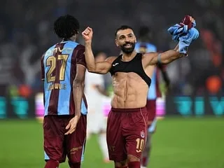 Auteur d’un triplé, Mohamed Salah écrase Galatasaray avec Trabzonspor et fait tomber le champion en titre