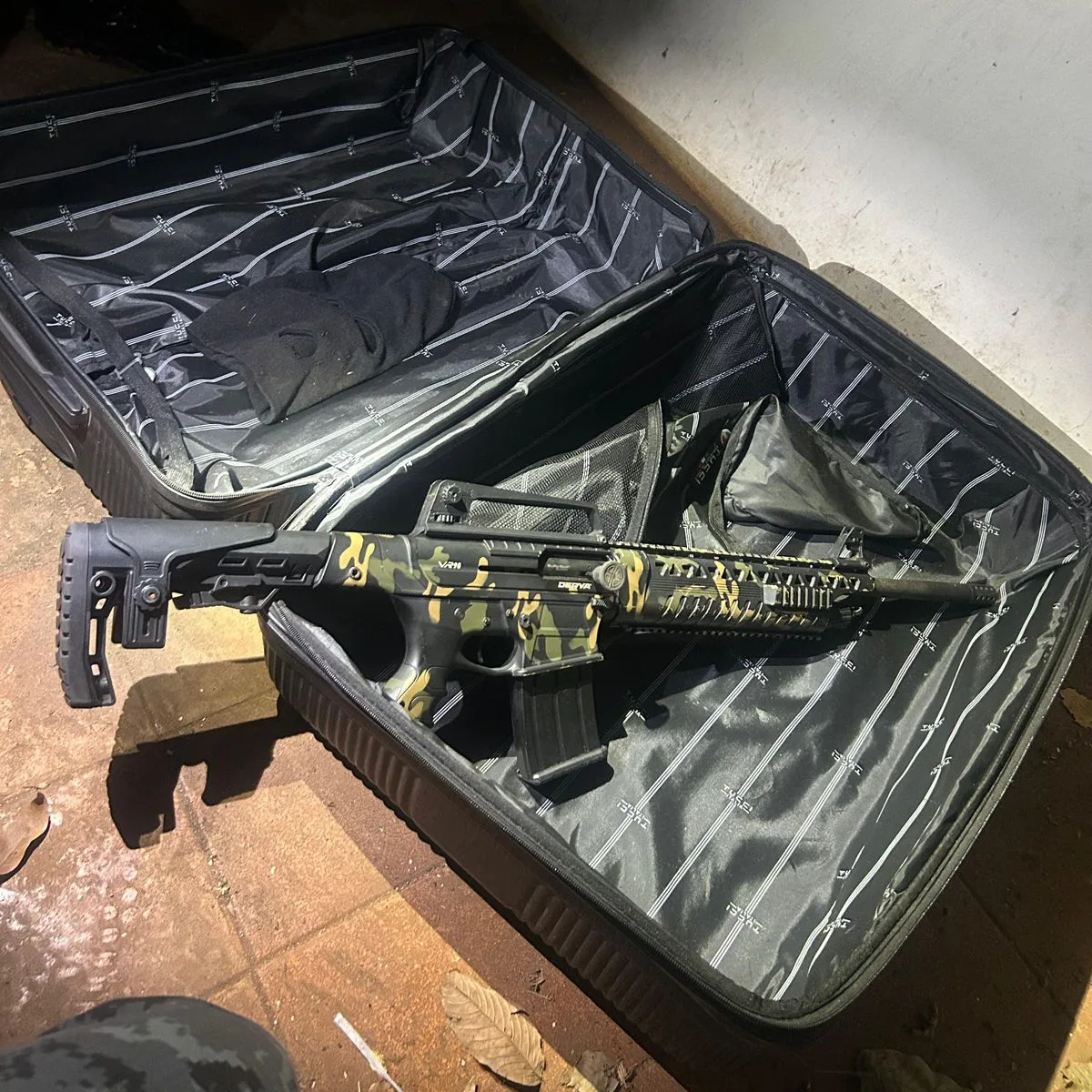 Suspeito de execução com espingarda morre após apontar arma para policiais