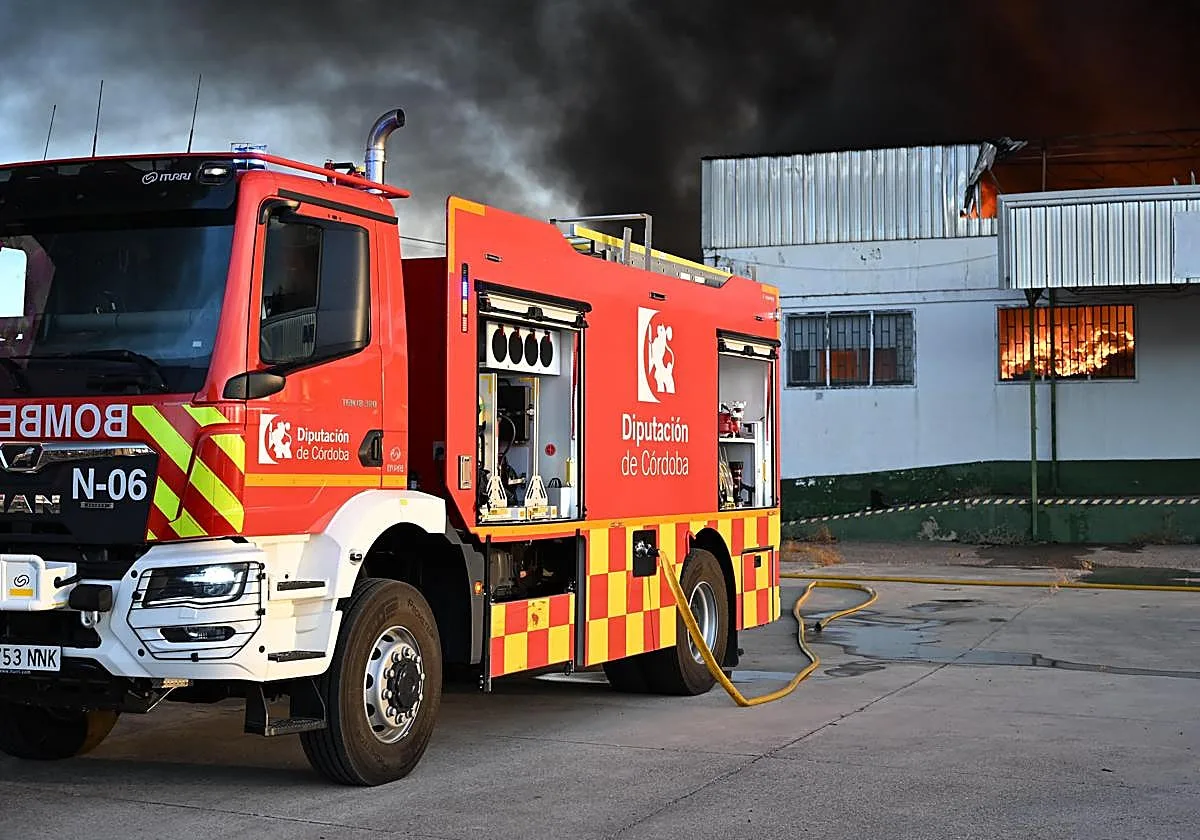 La Diputación, sobre el virulento incendio de una nave en Palma del Río: «En 2 ó 3 días, se extinguirá del todo»