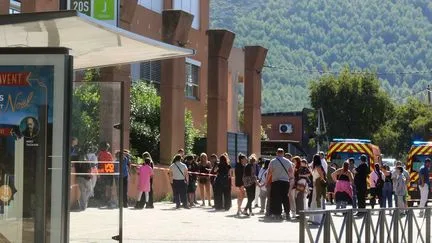 Plus de 200 personnes au rassemblement citoyen à Aubagne, au lendemain de la fusillade au collège Lakanal