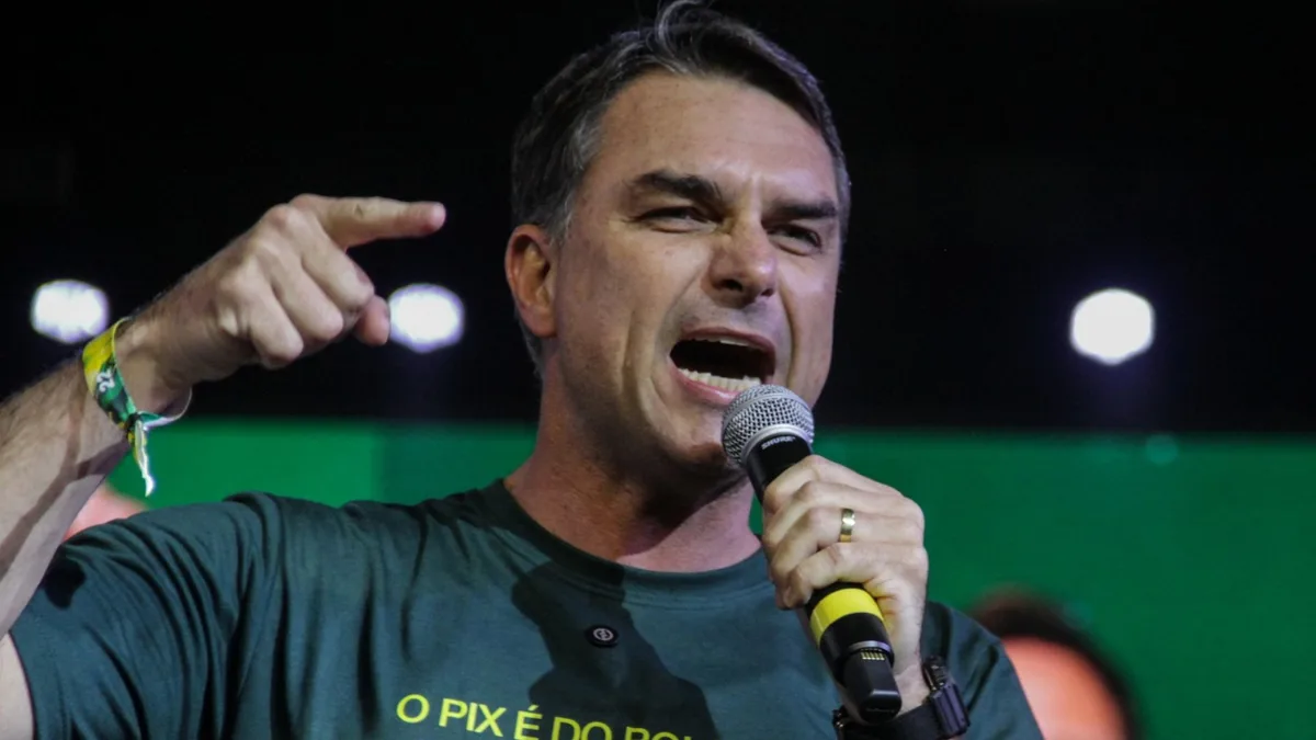 Flávio Bolsonaro que punição a Lula por uso do Alvorada na campanha