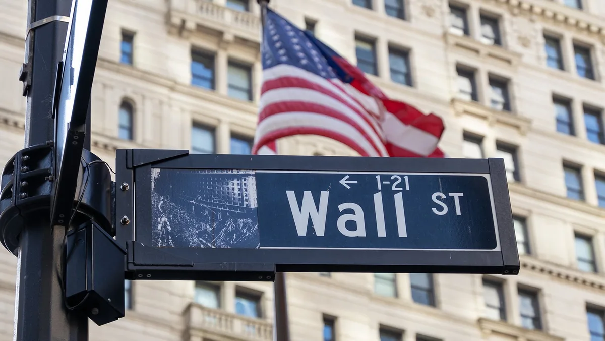 Wall Street inicia la semana con ‘números rojos’ por ataques de EU vs. Irán; BMV cae