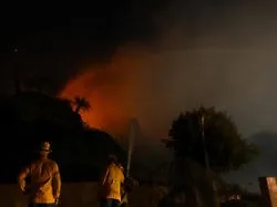 Flammen breiten sich rasant aus: Tausende Menschen fliehen vor Feuer in Kalifornien