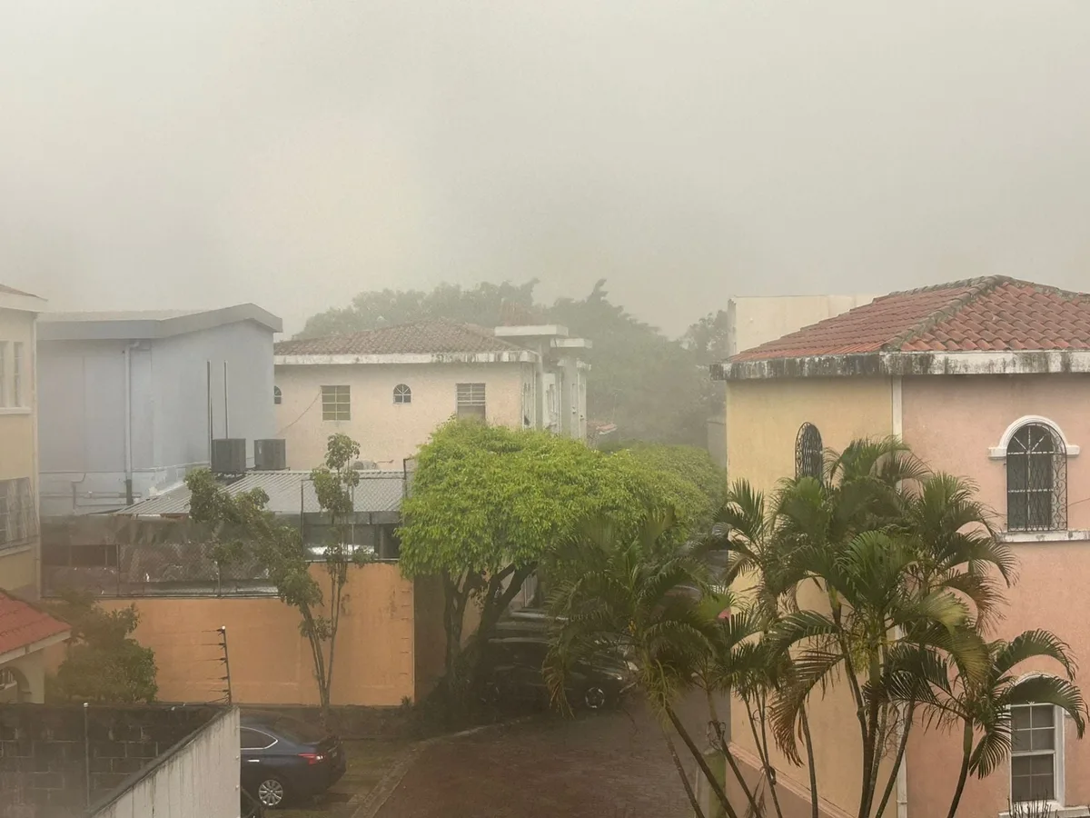 Fuertes vientos y lluvias eléctricas sorprenden a San Salvador y otros departamentos
