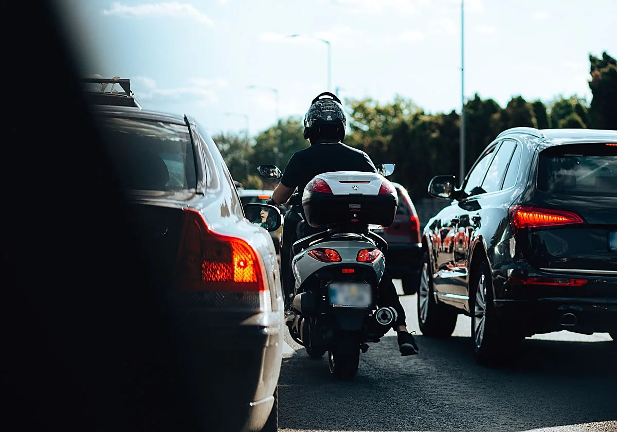 La DGT actualiza el reglamento a partir del 1 de octubre: las motos podrán circular por el arcén cuando haya tráfico