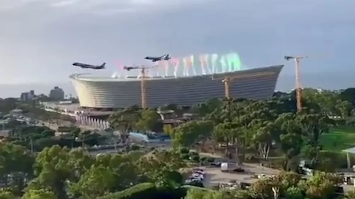 Knappe Kiste über Kapstadt - Flugzeuge schrammen an Stadiondach vorbei