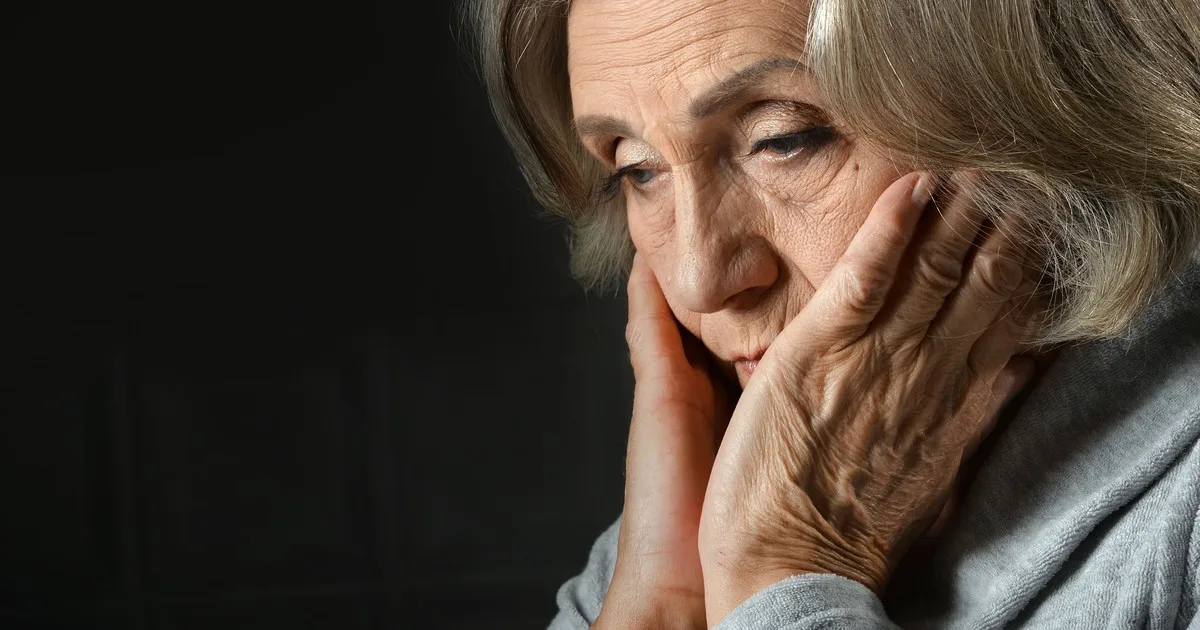 "Tengo 74 años y he notado que el camarero, el médico y mis propios hijos ahora dirigen todas sus preguntas a quien me trajo hasta allí, así que he empezado a responder de todos modos, un instante antes de tiempo, solo para no quedarme en la habitación"