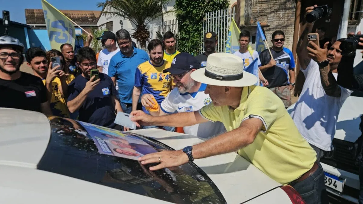 Grande adesivaço marca primeiro contato de Bocalom com apoiadores em Rio Branco
