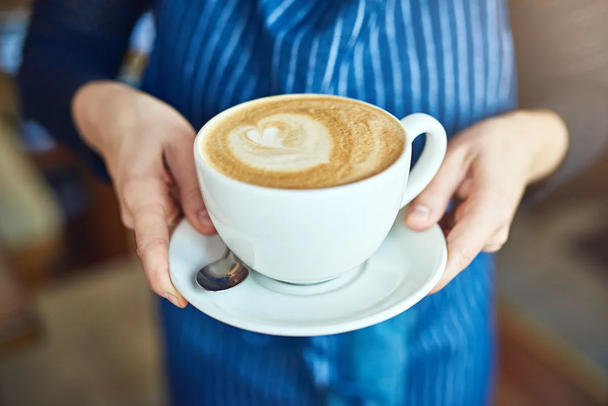 Aprendeu a fazer café aos 75 para salvar o negócio do filho — e tornou-se uma estrela