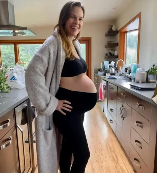 ‘52세 임신’ 힐러리 스웽크, “나이 너무 많아” 쏟아지는 비난에 입 열었다 [Oh!llywood]
