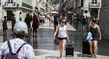 Hóspedes no alojamento turístico sobem 2,1% para 15,1 milhões no 1.º semestre divulga INE