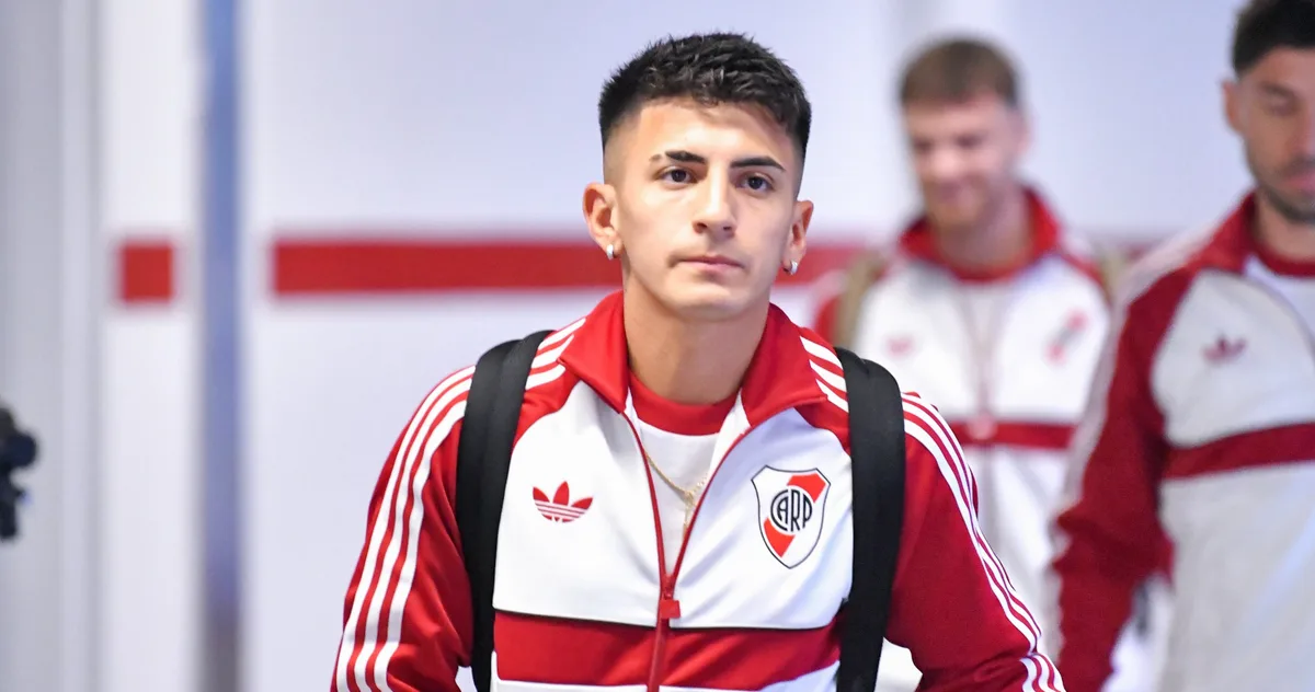 Alvo do Flamengo, Almada estreia pelo River Plate