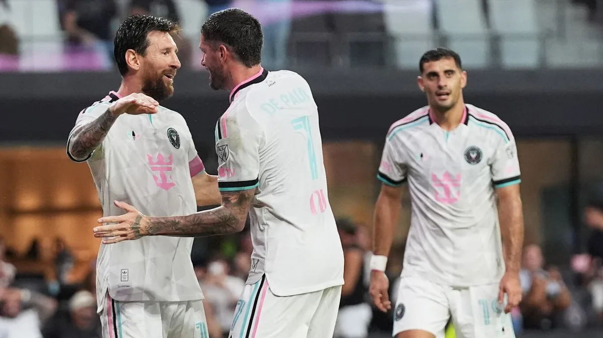 Con una asistencia de Messi a De Paul, Inter Miami le ganó 2-1 a New York City FC y clasificó a los playoffs de la MLS